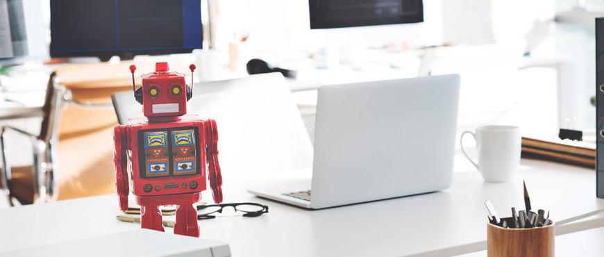 Roter Roboter im Büro insights-kuenstliche-intelligenz-feature.jpg
