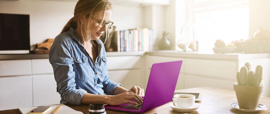 Frau arbeitet im Homeoffice