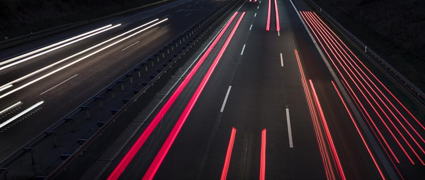 Nächtliche Autobahn mit Lichtstreifen insights-sap-systeme-feature.jpg