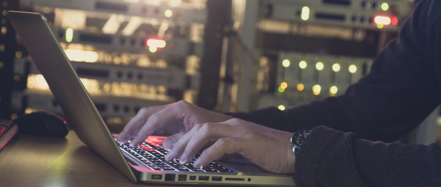 Angriff per Mail: Sicherheitslücke in MS Exchange Hände auf Laptop-Tastatur insight-ms-exchange.jpg