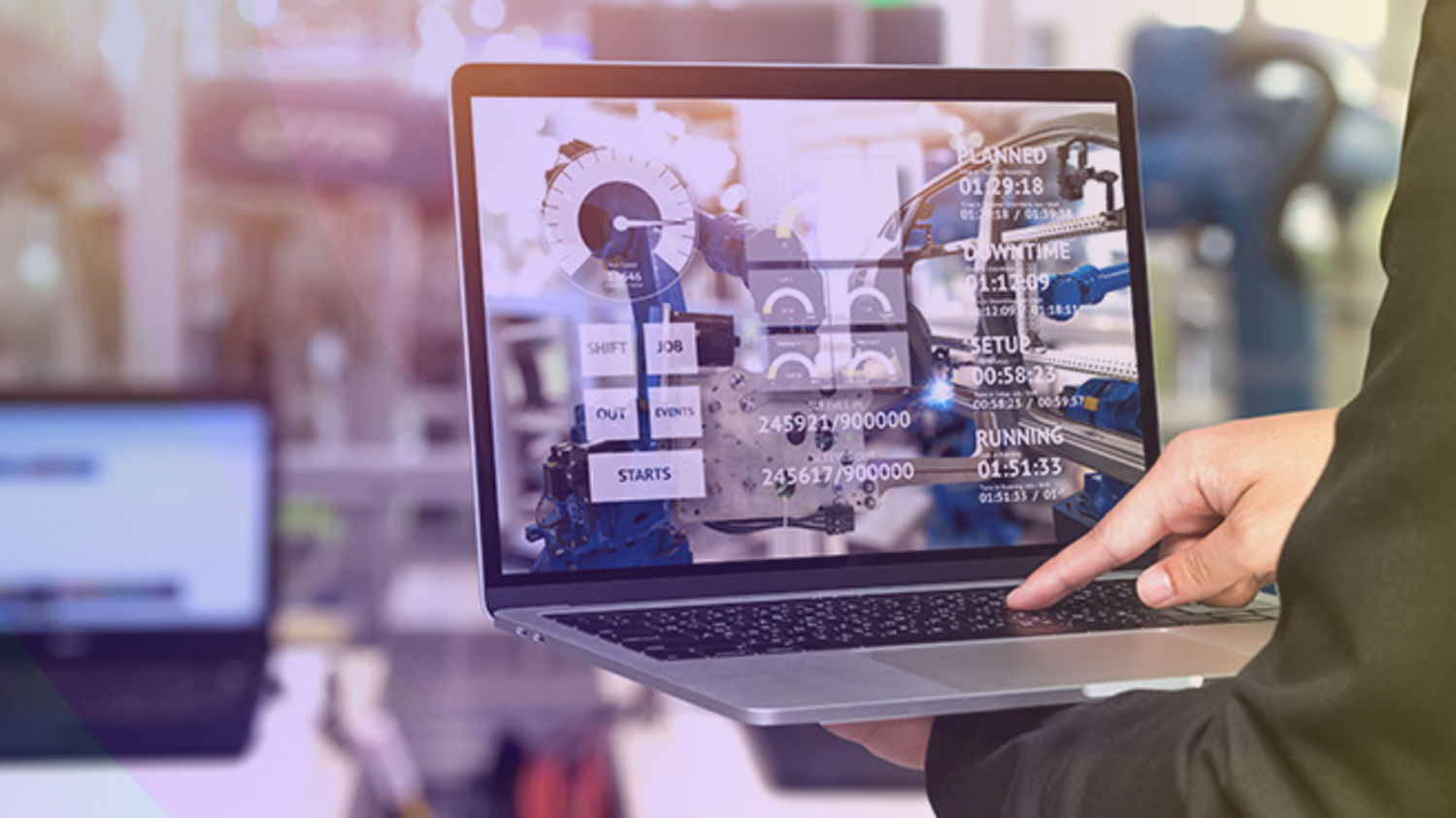 Mann mit Laptop in Industrieanlage