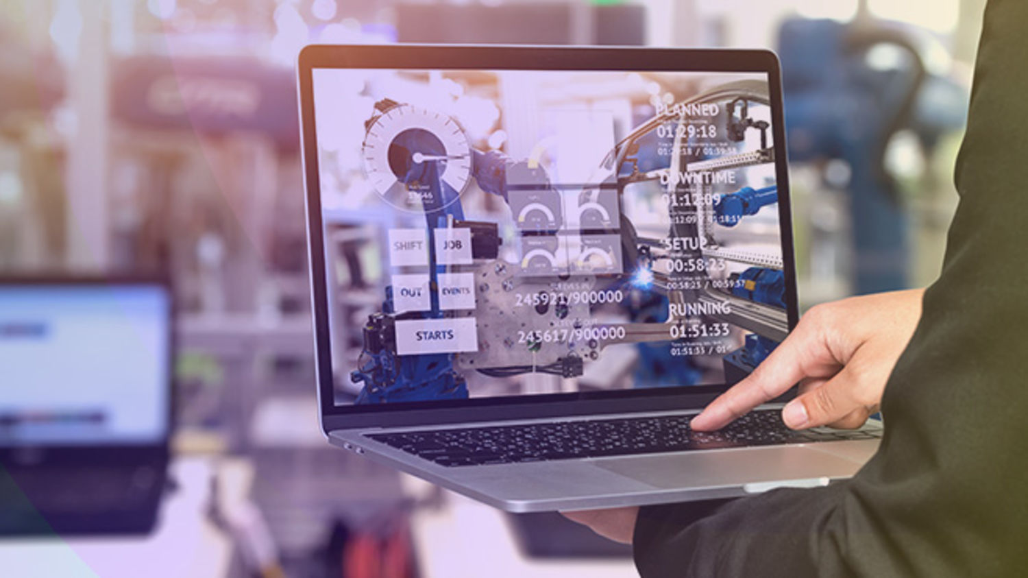 Mann mit Laptop in Industrieanlage