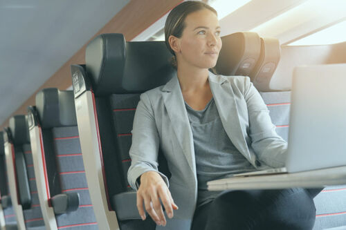 Frau arbeitet unterwegs