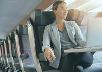 Frau arbeitet unterwegs