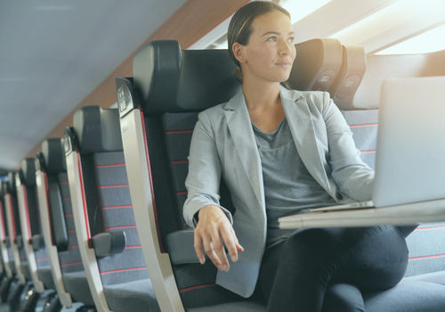 Frau arbeitet unterwegs