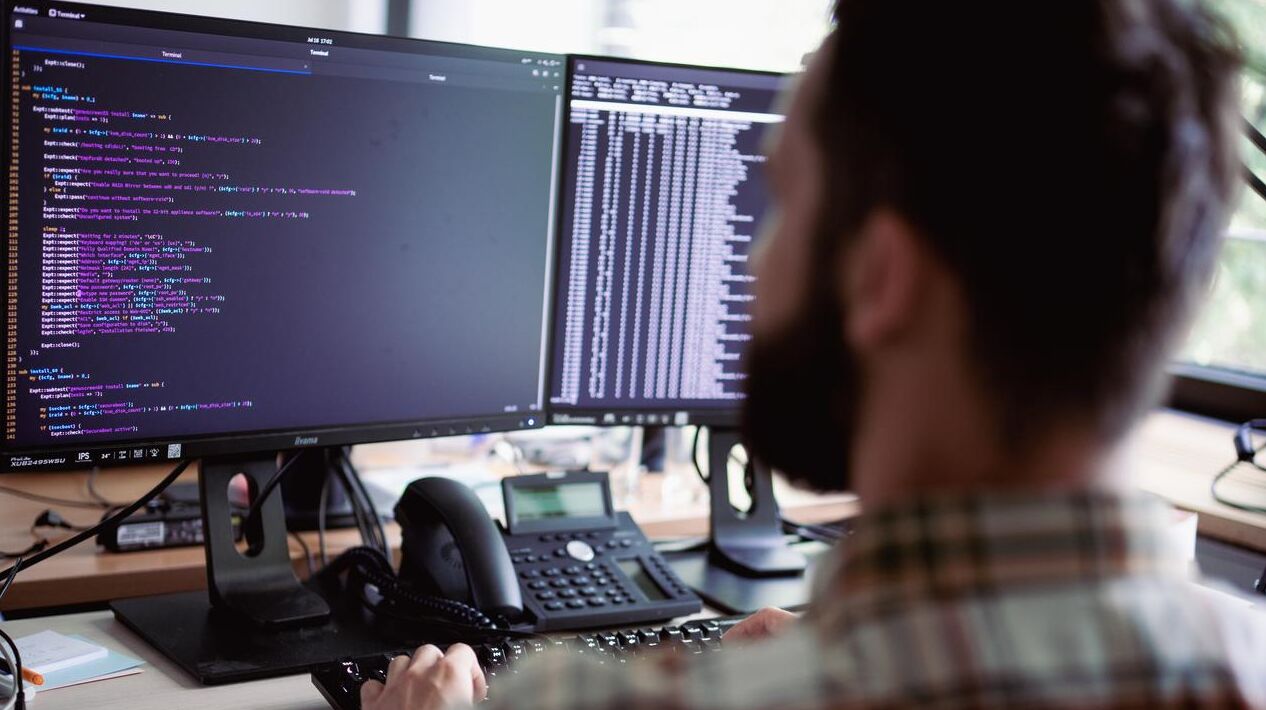 Ein Systemadministrator sitzt vor einem Monitor