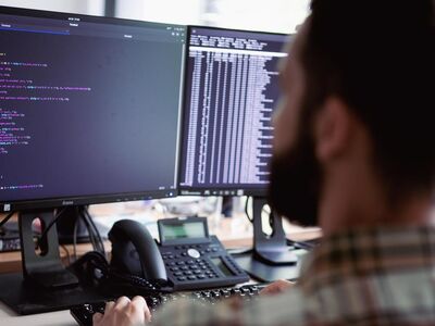 Ein Systemadministrator sitzt vor einem Monitor