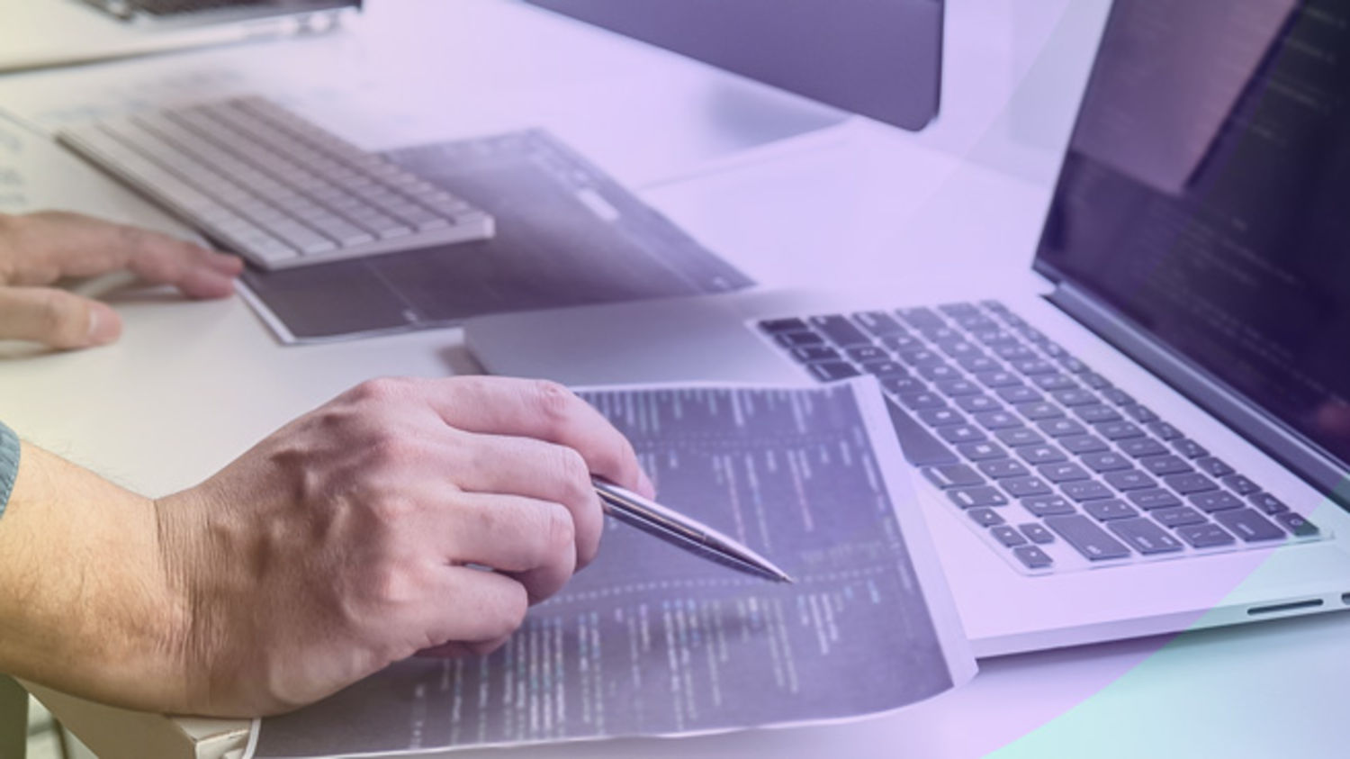 KI: Komplexitätskiller bei der Verschmelzung von IT und OT Ausschnitt männliche Hände bei der Arbeit am Laptop