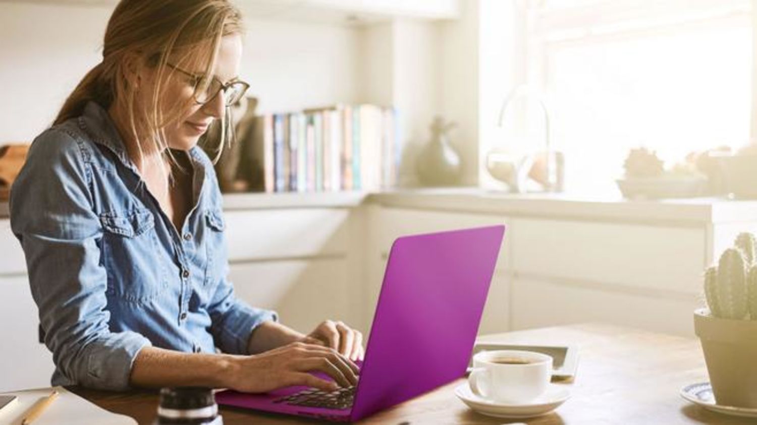 Frau arbeitet im Homeoffice