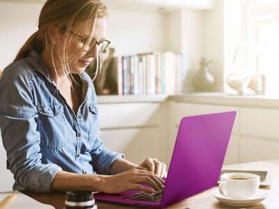 Frau arbeitet im Homeoffice