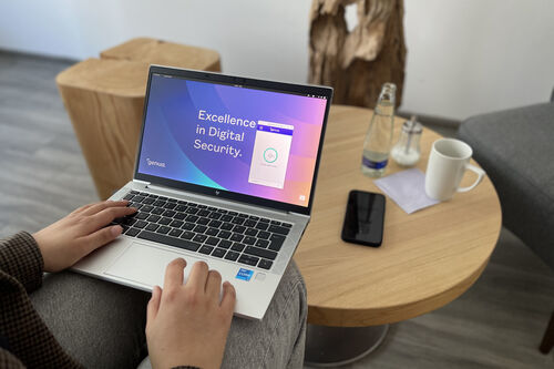 ein Laptopdisplay auf der genuconnect client angezeigt wird