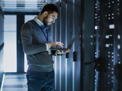 Das Forschungsprojekt VerSeCloud arbeitet an einer zukunftsfähigen, sicheren Virtualisierungslösung für sicherheitskritische Cloudanwendungen. (Gorodenkoff Productions OU)