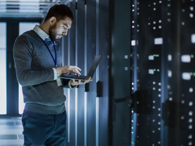 Das Forschungsprojekt VerSeCloud arbeitet an einer zukunftsfähigen, sicheren Virtualisierungslösung für sicherheitskritische Cloudanwendungen. (Gorodenkoff Productions OU)