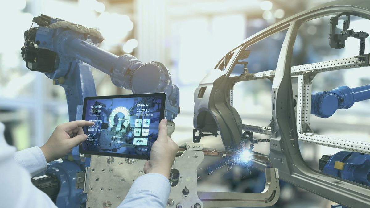 Wartungseinsatz an einem Roboter in einer Fertigungsanlage