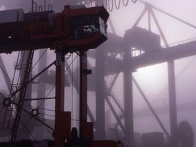 Containerbrücke im Hamburger Hafen im Morgennebel