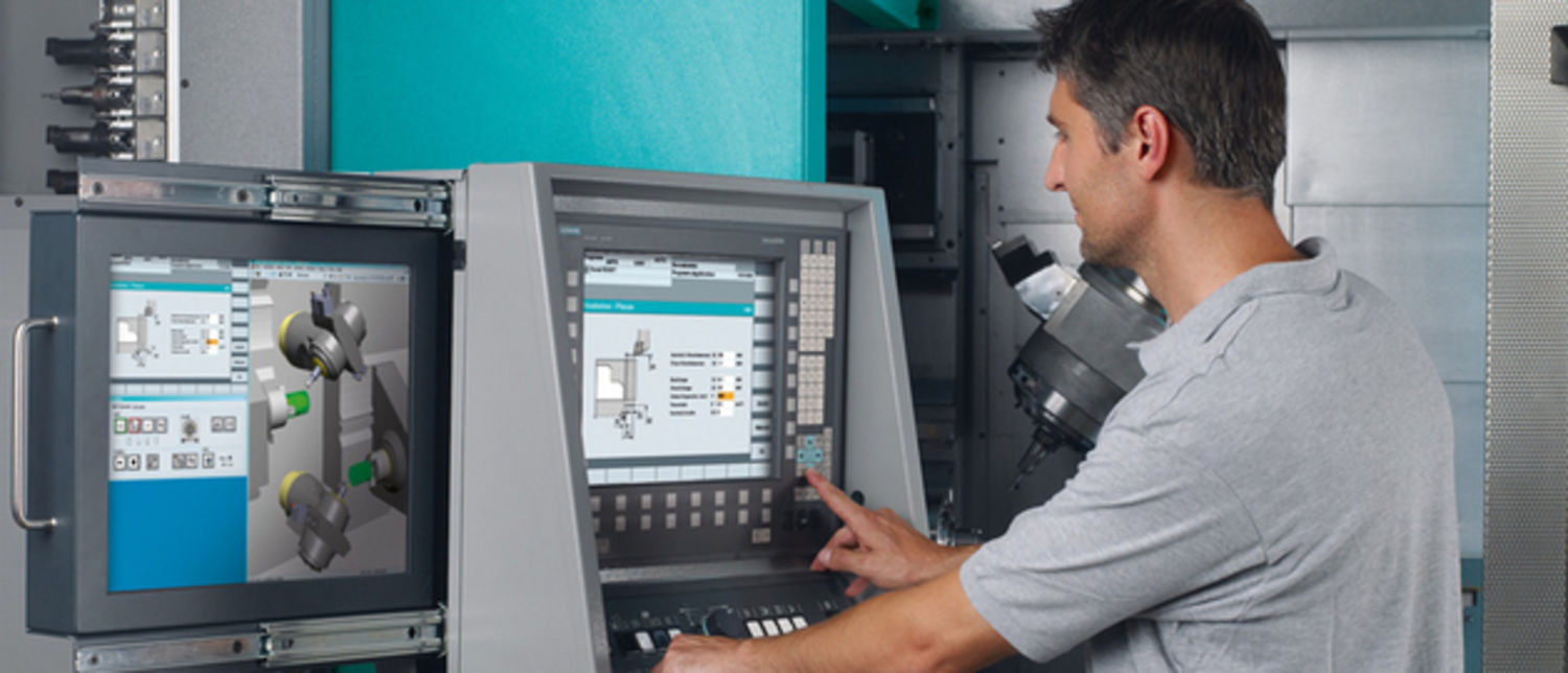 Produktionsmitarbeiter an CNC-Drehmaschine
