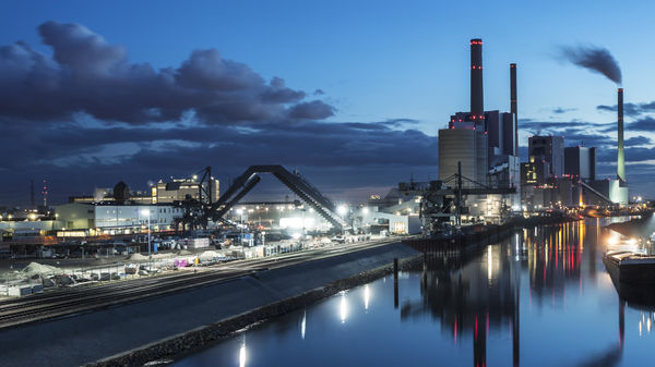 Industrie-Anlage bei Nacht
