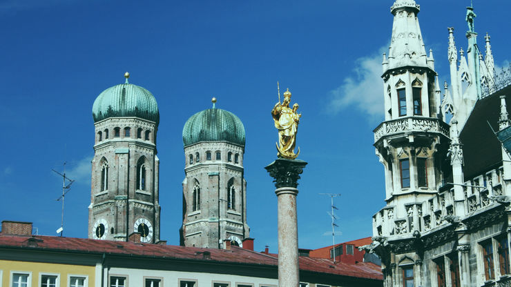 Die Frauenkirche, Mariensäule und das alte Rathaus in München