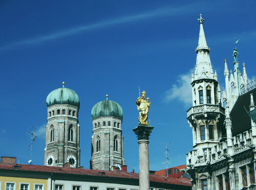 Die Frauenkirche, Mariensäule und das alte Rathaus in München