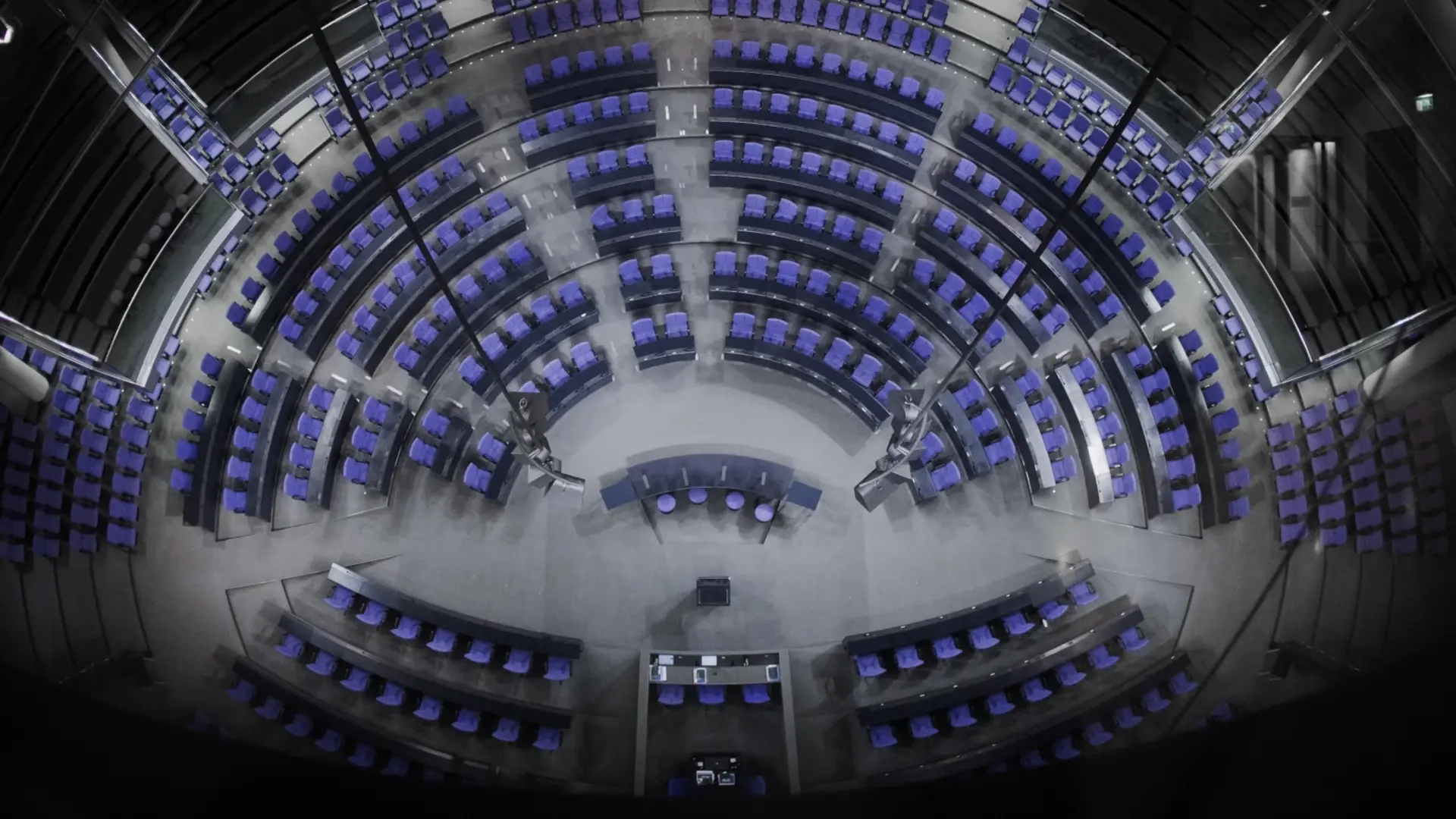 Sicht von oben auf die Bestuhlung des Sitzungssaals des Bundestages