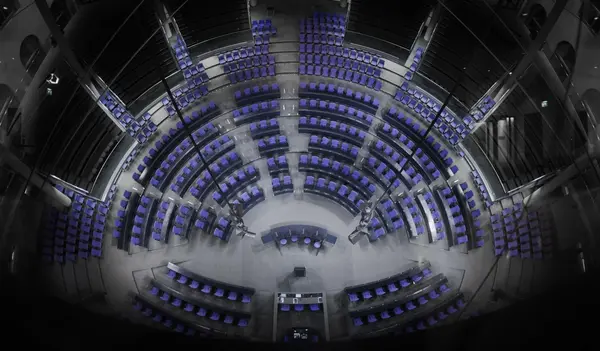 Sicht von oben auf die Bestuhlung des Sitzungssaals des Bundestages