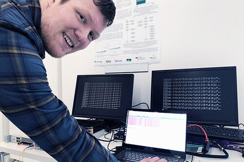 Kryptoforscher Stefan-Lukas Gazdag seht vor einem Demonstrator für quantenresistente VPNs am 27. Februar in Garching bei München