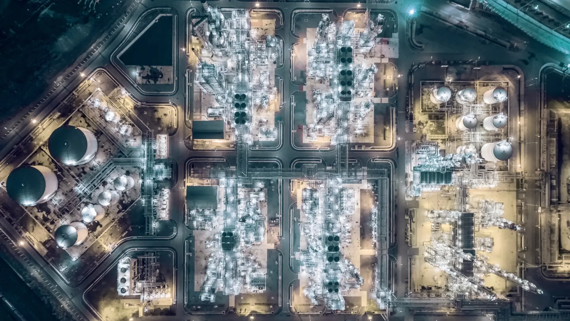 Luftaufnahme Ölraffinerie bei Nacht