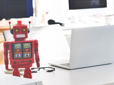 Roter Roboter im Büro