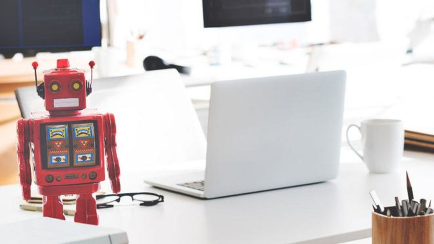 Roter Roboter im Büro
